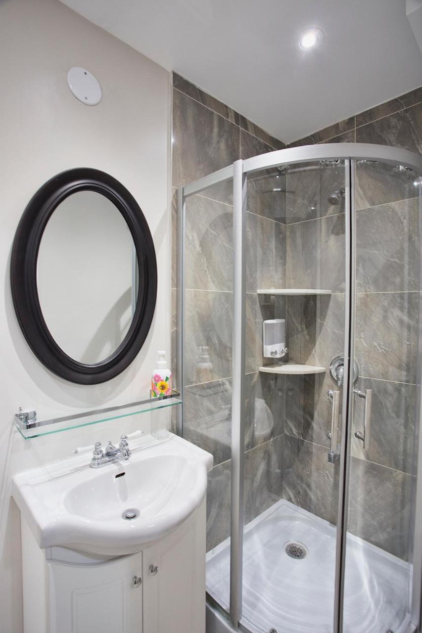 Toronto Rooms And Suites Екстериор снимка