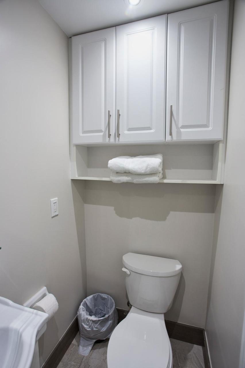 Toronto Rooms And Suites Екстериор снимка