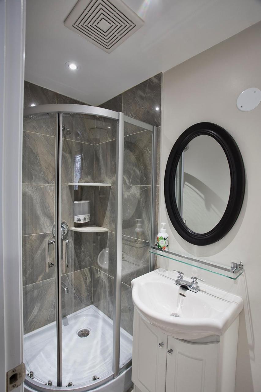 Toronto Rooms And Suites Екстериор снимка