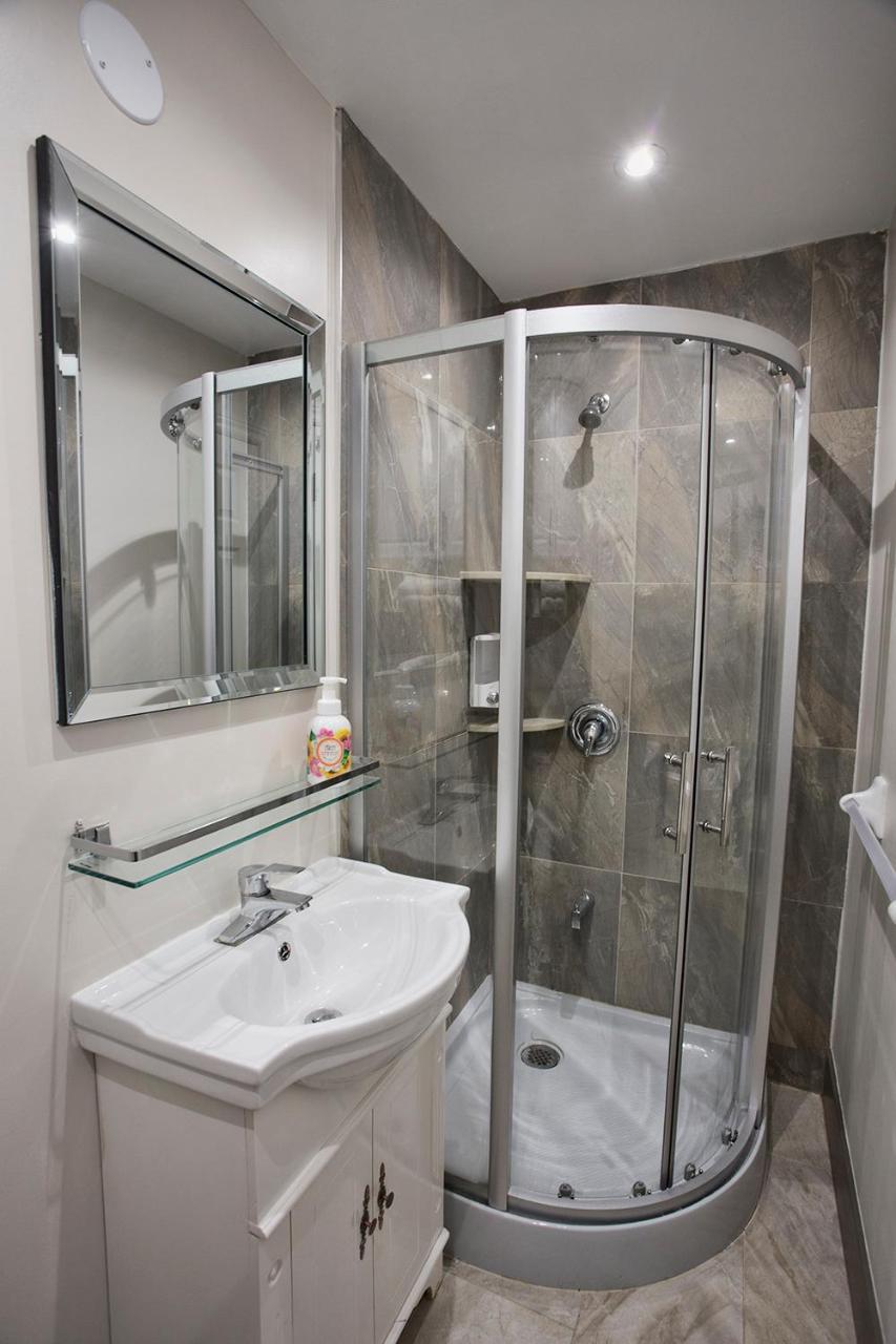 Toronto Rooms And Suites Екстериор снимка