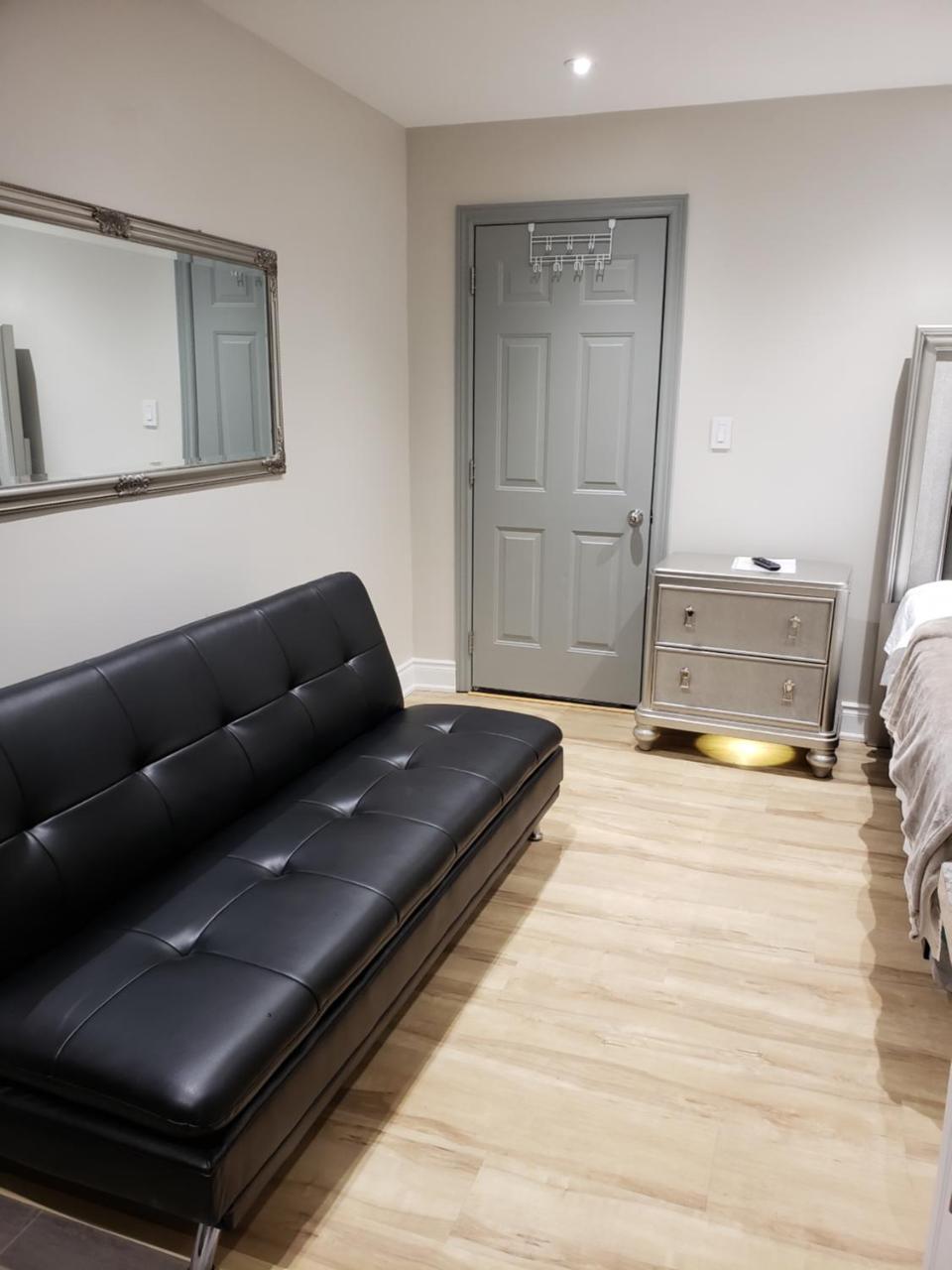 Toronto Rooms And Suites Екстериор снимка